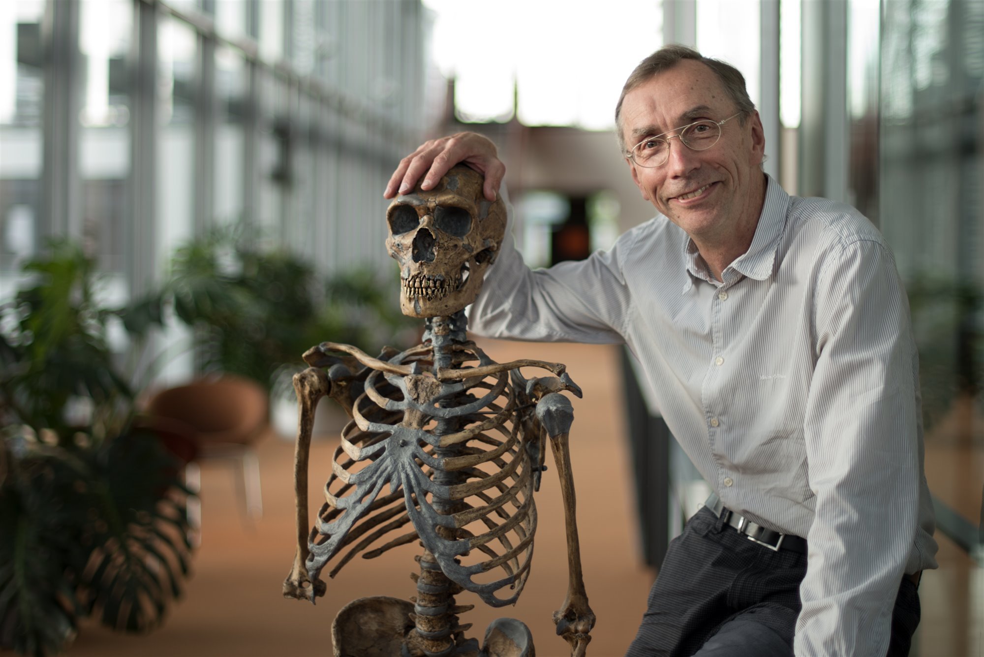 Svante Paabo with a skeleton